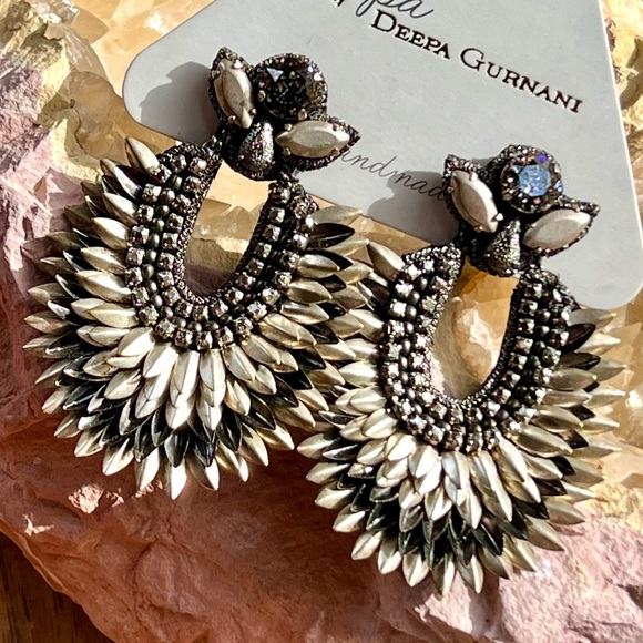 🌺🎉HP🎉🌺 NWT Deepa Gurnani Crystal Lotus Petal Chandeliers - Picture 2 of 16